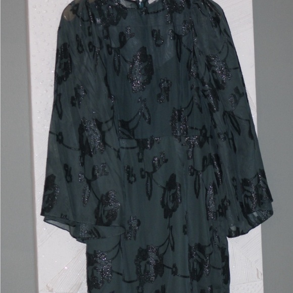 Dresses & Skirts - Elegant Black Floral Dress